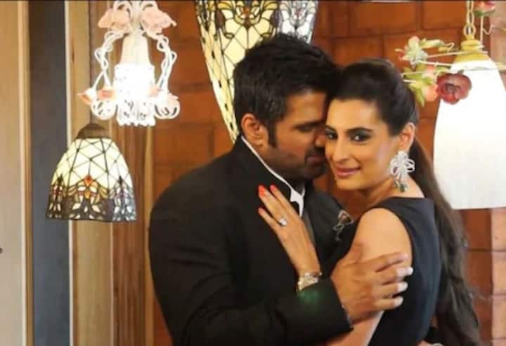 सुनील शेट्टी: टीनएजर असताना सुनील शेट्टीनं एका  पेस्ट्री शॉपवर माना शेट्टीला पहिल्यांदा पाहिलं होतं. त्याच्या बहिणीनं मानासोबत मैत्री करुन दिली. त्यानंतर त्यांची दोस्ती प्रेमात रुपांतरीत झाली. मात्र लग्नाच्या वेळी धर्म वेगवेगळे असल्यानं परिवाराकडून मोठा विरोध झाला. अखेर 9 वर्षांनंतर दोघांचं लग्न झालं.  