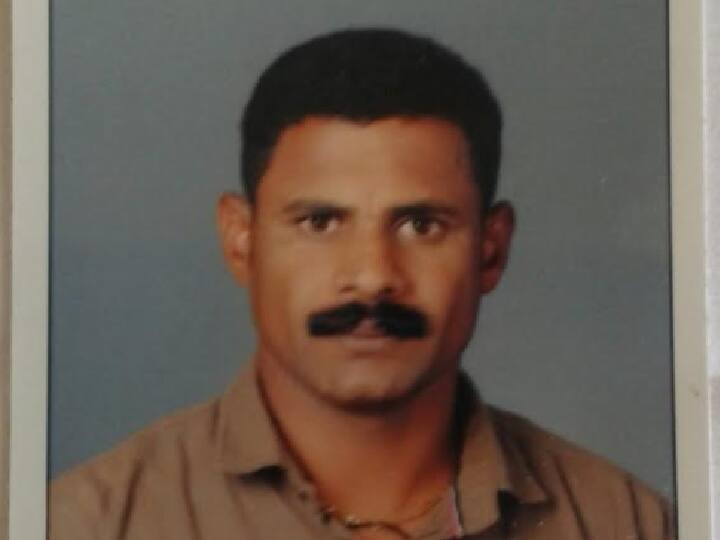 9 कोटींच्या चर्चित दरोडा प्रकरणातील आरोपीची पाठलाग करत भरवस्तीत हत्या, सांगलीत खळबळ Accused in case of Rs 9 crore robbery case Murder in Sangli Crime 9 कोटींच्या चर्चित दरोडा प्रकरणातील आरोपीची पाठलाग करत भरवस्तीत हत्या, सांगलीत खळबळ