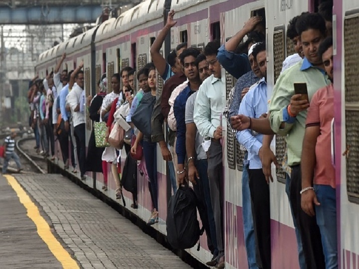 Mumbai Local train services Restarts From today february 1 for all Mumbai Local | आजपासून मुंबई लोकलची दारं सर्वसामान्यांसाठी खुली; वेळेचं पालन न केल्यास दंडात्मक कारवाई