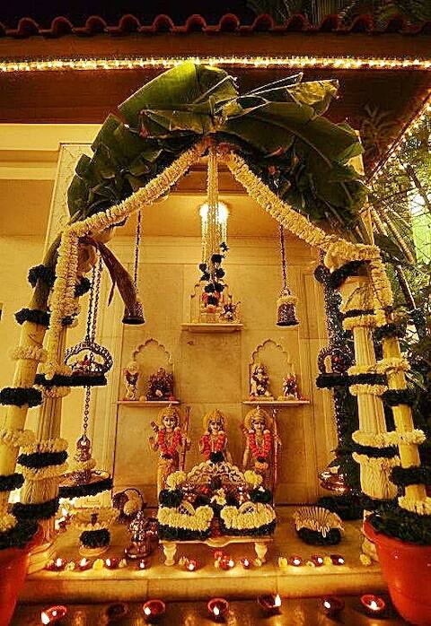 हा आहे त्यांच्या घरातील राम दरबार. इथं कायमच फुलांची सुरेख अशी सजावट करण्यात येते. 