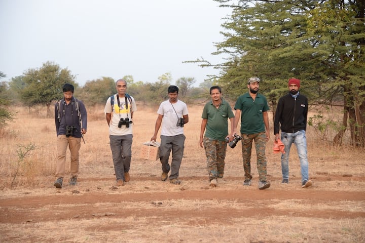 जीएसएम सोलार टॅग काय असते? मोबाइल मध्ये असणाऱ्या सिमचा वापर करून पूर्णतः सौरऊर्जेवर चालणारे साडेनऊ ग्रॅम वजनाचे इलेक्ट्रॉनिक्स उपकरण असते. हे टॅग पक्ष्याच्या पाठीवर बांधण्यात येते. यालाच 'जीएसएम टॅग' असे म्हटले जाते. पक्ष्याच्या दिनचर्येवर,  हालचाल आणि विहारावर ह्या टॅगमुळे कोणतीही अडचण येत नाही.  वजनाने हलके असल्याने पक्षी ते सहज वाहून नेऊ शकतात. ह्या टॅगमध्ये असलेल्या सोलार पॅनेलमूळे जीपीएस प्रणालीद्वारे सतत माहिती देत संदेशवहनाचे कार्य चालू असते. त्याद्वारे त्यांचा अधिवास,  हालचाली, त्या परिसराचा अभ्यास, आगमन आणि परतीचा प्रवास व याबाबतची सविस्तर माहिती मिळते.