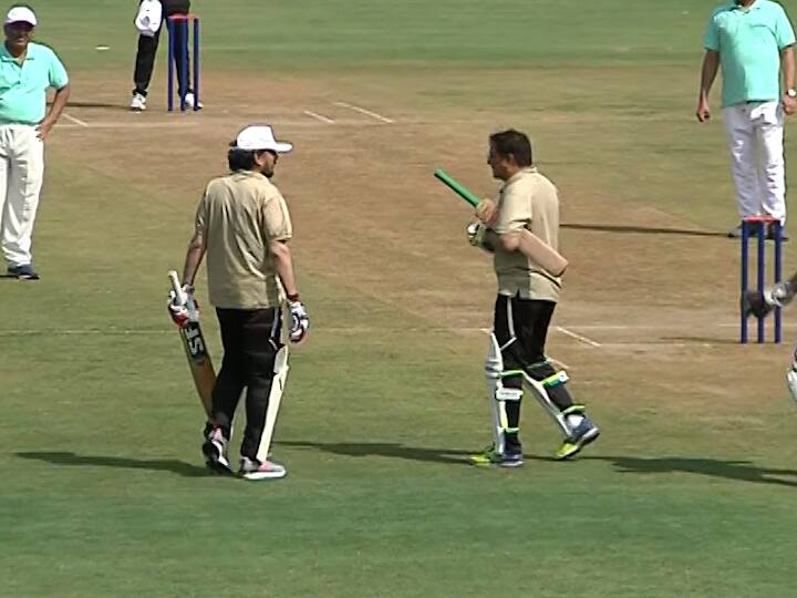 टी शर्ट, हातात ग्लोव्ज आणि बॅट, गुडघ्याला पॅड लावून नागपूरच्या विदर्भ क्रिकेट असोसिएशनच्या पिचवर ते बॅट्समन म्हणून उतरले. बार विरुद्ध बेंच असा ही सामना नागपुरात दरवर्षी होतो. 