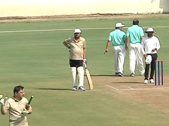 तिसऱ्या क्रमांकावरचे बॅट्समन म्हणून सरन्यायाधीश शरद बोबडे हे जजेसच्या टीमकडून आले. 