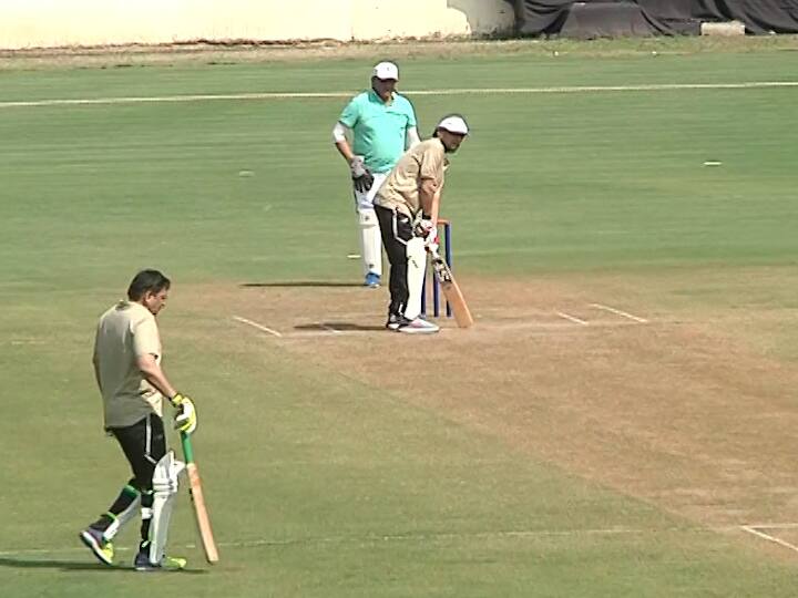 डावखुरी खेळ खेळत त्यांनी फटकेबाजी केली. ते धावत रन घेतानाही दिसले. मात्र, शेवटी 2 चौके लावत, 13 धावांवर ते झेलबाद झाले.