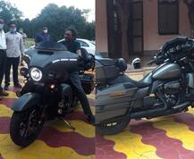 सरन्यायाधीश शरद बोबडे यांच्या हातात जेव्हा बॅट असते.. पाहा फोटो