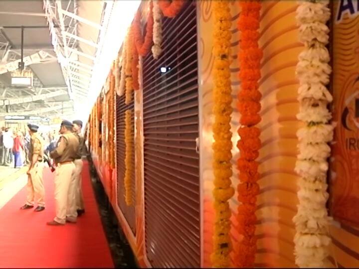 आयआरसीटीसीने सांगितले आहे की मुंबई-अहमदाबाद तेजस एक्सप्रेस ही आठवड्यातून चार वेळा धावेल. अंधेरी, बोरीवली, वापी, सुरत, भरुच, वडोदरा आणि नदियाड या स्थानकावर ती थांबेल.   