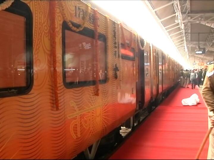 कोरोना काळात 19 मार्चला तेजस एक्सप्रेस बंद करण्यात आली होती. त्यानंतर 17 ऑक्टोबरला ती पुन्हा सुरु करण्यात आली. कोरोनामुळे गाडीला प्रवाशांचा अल्प प्रतिसाद मिळाल्याने गेल्या वर्षी 23 नोव्हेंबर रोजी पुन्हा एकदा ही गाडी बंद करण्यात आली होती.