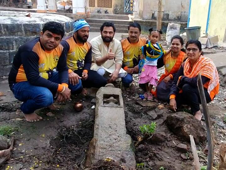 चार फुट ही शिळा असून, शिळाच्या वरती मंगलकलश, त्यानंतर देवणागीरी, जुनी मराठीच्या तीन ओळी त्यानंतर शैवपंथाची कोरीव शिवलिंग, त्यानंतर पुन्हा तीन ओळीची जुनी मराठी शब्द, आणि त्यानंतर अस्पष्ट असं गध्येगाळ दिसतं आहे. ही शिळा जवळपास हजार वर्ष जुनी आहे.  