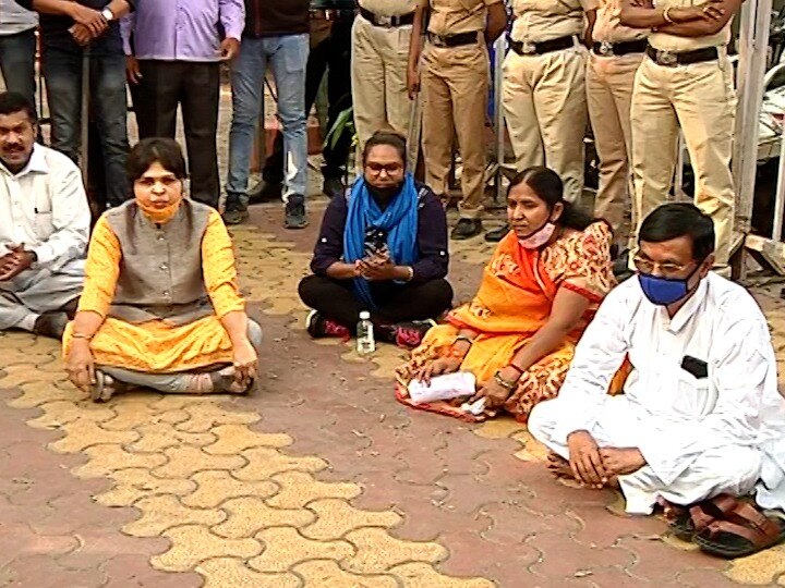 Pooja Chavan case: Police notice to agitators Trupti Desai and Shantabai Chavan पूजा चव्हाण प्रकरण : आंदोलन करणाऱ्या तृप्ती देसाई, शांताबाई चव्हाण यांना पोलिसांची नोटीस