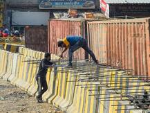 Photos: शेतकरी आंदोलन ठिकाणी लागल्या लोखंडी सळ्या, सुरक्षा कवचासह स्टीलच्या काठ्या घेऊन दिल्ली पोलिस सज्ज