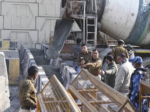 सोमवारी, सिंघू बॉर्डरवर दिल्लीकडून कमी आंदोलक दिसले. परंतु, हरियाणाकडून मोठ्या संख्येने लोक होते. नवीन कृषी कायद्यांविरोधात जोरदार भाषणे केली जात होती. या आंदोलनासाठी एकी दाखवण्याचे आवाहन केलं जात आहे.