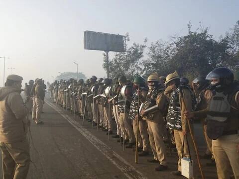 दिल्ली पोलिसांनी आपल्या जवानांना स्टीलची काठी आणि हातात संरक्षण कवच दिले आहे.