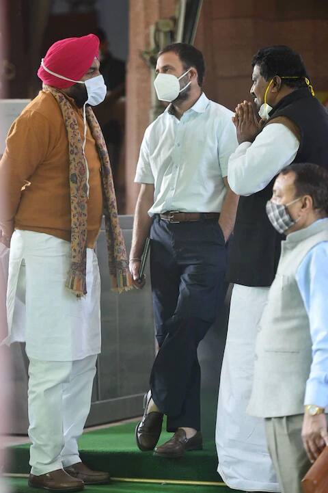 राहुल गांधीच्या या वेगळे लूकचे फोटो सोशल मीडियावर चांगलेच व्हायरल झाले आहे. राहुल गांधी ऐन हिवाळ्यात संसदेत हाफ शर्ट आणि ट्राऊजर पॅन्ट या फॉर्मल लूकमध्ये पोहचले.