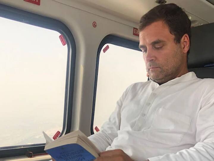 राहुल गांधी फार कमी वेळा टी-शर्टमध्ये कार्यक्रमांना उपस्थित राहिले आहे.