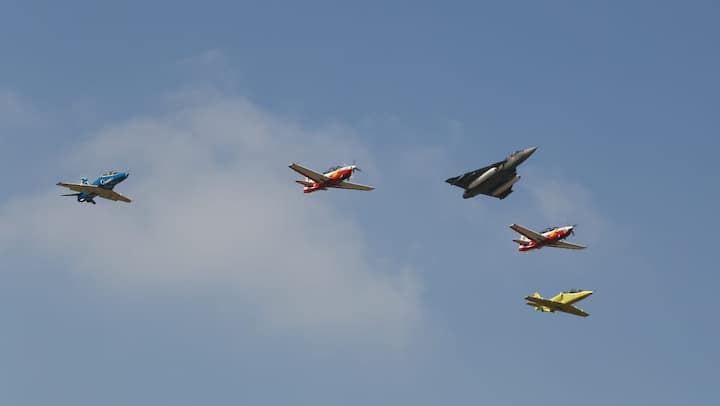 बंगळुरुमध्ये फेब्रुवारी महिन्यात 3 ते 5 तारखेच्या दरम्यान संरक्षण दलाचे (Defence) सर्वात मोठे प्रदर्शन 'एअरो इंडिया शो' (Aero India) आयोजित करण्यात येत आहे. (Photo : PRO Shillong, Ministry of Defence)