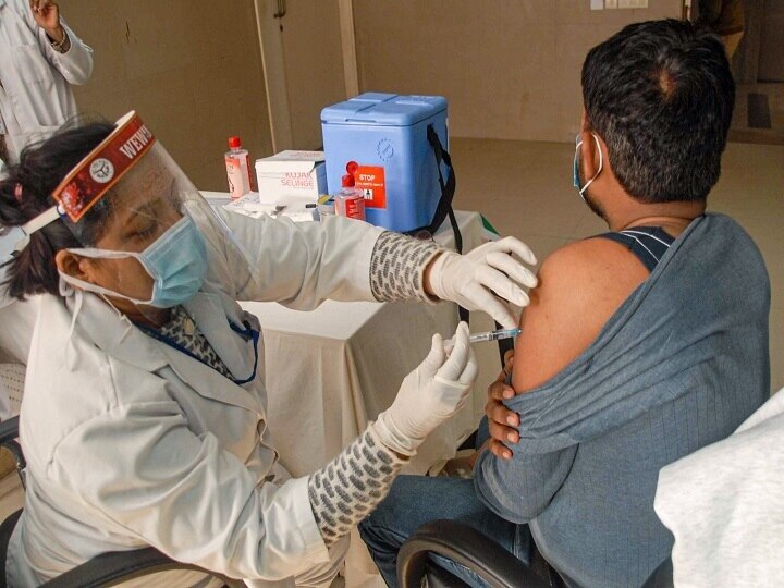 Coronavirus vaccine gets hundreds million people in world India ranked fifth Coronavirus Vaccine: जगभरात 10 कोटी लोकांचं लसीकरण पूर्ण, भारत पाचव्या स्थानी
