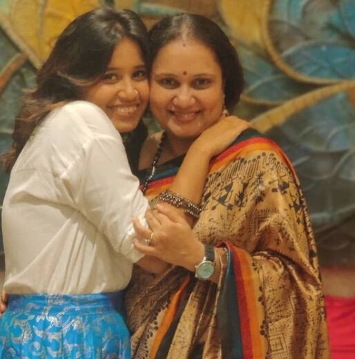 मुलीच्या खासगी आयुष्याबाबत होणाऱ्या याच चर्चा पाहता अखेर खुद्द स्वानंदीची आई, म्हणजेच अभिनेत्री प्रिया बेर्डे यांनी याबाबत महत्त्वाचा खुलासा करत सर्वच चर्चांना पूर्णविराम दिला आहे. 