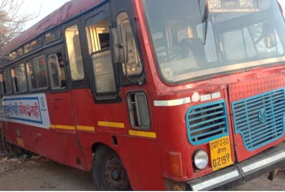 In Latur some youth hijacked a bus for not getting a vehicle for village at night आली लहर केला कहर... रात्री गावाकडे जाण्यासाठी वाहन न मिळाल्यामुळे तरुणांनी बस पळवली!