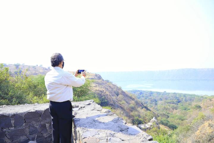 सदर भागात मंदिरांची संख्या अधिक असल्याने वन पर्यटन किंवा मंदिराच्या भेटी यापैकी एका पर्यायाची निवड करून त्याच प्रस्तावावर काम करावं असा पर्यायही त्यांनी सुचवला. (छाया सौजन्य- @CMOMaharashtra/ ट्विटर)