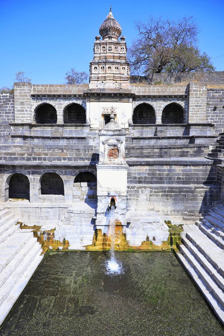 लोणार सरोवरासोबतच मुख्यमंत्र्यांनी दैत्य सूदन मंदिर परिसराचीही पाहणी केली. (छाया सौजन्य- @CMOMaharashtra/ ट्विटर)