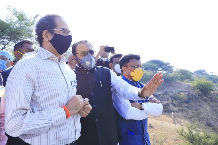 उद्धव ठाकरे यांनी वनकुटी व्ह्यू पॉईंट येथून लोणार सरोवराची पाहणी केली. यावेळी त्यांनी लोणार सरोवराची माहिती जाणून घेतली. (छाया सौजन्य- @CMOMaharashtra/ ट्विटर)