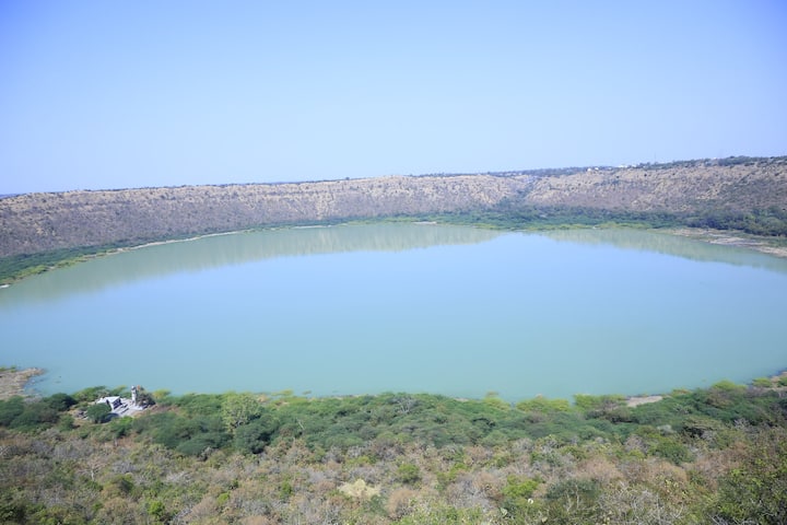 लोणार सरोवर हे जैवविविधतेचे भांडार आहे. या सरोवराचा विकास करताना एक निश्चित नियोजन तयार करावे, त्यानुसार आराखडा तयार करावा आणि त्याची काटेकोर अंमलबजावणी केली तरच हे सरोवर पर्यटनासाठी नावारूपास येईल, असं मत त्यांनी या भेटीदरम्यान मांडलं. (छाया सौजन्य- @CMOMaharashtra/ ट्विटर) 