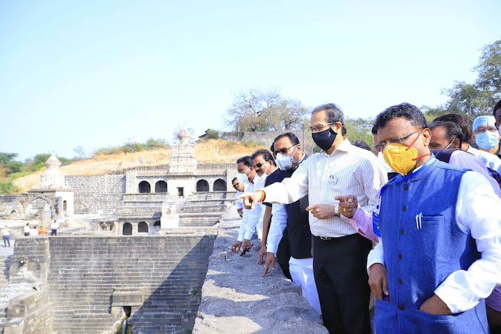वनसंपदा धोक्यात येऊ नये, यासाठी मर्यादित प्रवेश ठेवावा असं म्हणत लोणार सरोवराचा विकास रणथंबोरच्या धर्तीवर होऊ शकतो का याची पडताळणी करावी हा मार्गही त्यांनी सुचवला.  (छाया सौजन्य- @CMOMaharashtra/ ट्विटर) 
