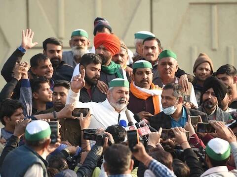 आपल्या अश्रूंनी शेतकरी आंदोलनाला नवसंजीवनी देणारे भारतीय किसान युनियनचे (बीकेयू) नेते राकेश टिकैत यांची शुक्रवारी गाझीपूर सीमेवर गांधीगिरी पाहायला मिळाली. प्रशासनाने खिळे लावलेल्या ठिकाणी टिकैत वृक्षारोपण करताना दिसले.