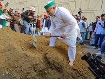 राकेश टिकैत यांची गाझीपूर सीमेवर गांधीगिरी, जिथं सरकारनं ठोकले खिळे तिथेच..