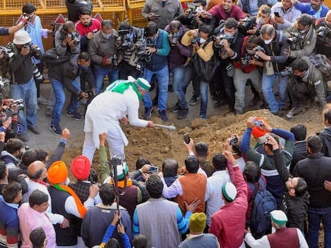 राकेश टिकैत यांनी खिळे ठोकलेल्या जागेवर डंपरने माती टाकली आणि नंतर फावड्याने माती पसरवून तिथे वृक्षारोपण केलं.