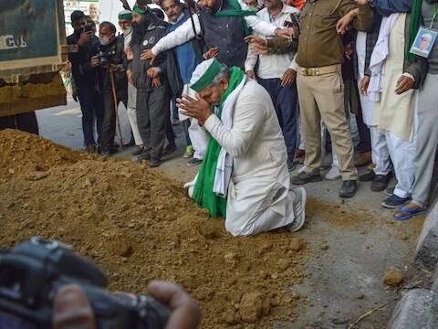 दिल्लीच्या सीमेवर 70 दिवसांहून अधिक काळ शेतकरी आंदोलन सुरू आहे. शेतकरी संघटना तीन नवीन कृषी कायदे मागे घेण्याची मागणी करीत आहेत. याला वेग देण्यासाठी शनिवारी शेतकरी संघटनांनी देशव्यापी चक्का जाम जाहीर केला आहे. चक्का जाम दुपारी 12 ते 3 या वेळेत तीन तास असणार आहे.