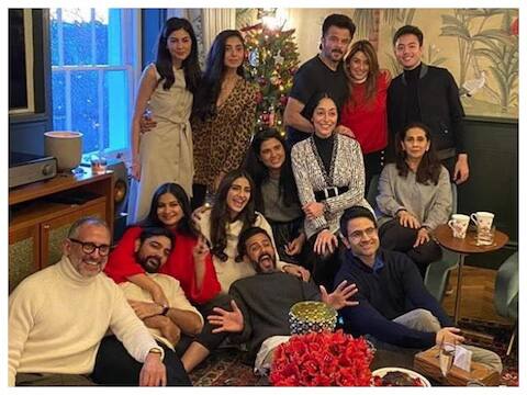 अनिल कपूर आपले नातेवाईक, मित्र यांच्यासोबत घरात पार्टीची मजा घेतात. संपूर्ण कपूर परिवार याच बंगल्यात सण, उत्सव साजरे करतात. 