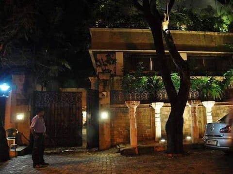 अनिल कपूर यांचं घर आतून जितकं सुंदर आहे, तितकच सुंदर बाहेरुन देखील आहे. 