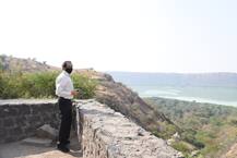 Photo | लोणार सरोवराच्या पाहणीदरम्यान मुख्यमंत्री उद्धव ठाकरे यांचं फोटोशूट