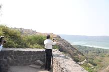 Photo | लोणार सरोवराच्या पाहणीदरम्यान मुख्यमंत्री उद्धव ठाकरे यांचं फोटोशूट