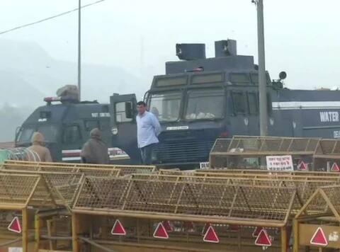 'चक्का जाम’च्या पार्श्वभूमीवर दिल्लीच्या सीमांवर आंदोलन सुरू असलेल्या ठिकाणी खबरदारीचा उपाय म्हणून सुरक्षा वाढवण्यात आली आहे.