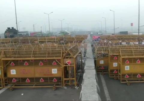 यासाठी मोठा फौजफाटा तैनात करण्याबरोबरच रस्तेही बंद करण्यात आले आहेत.