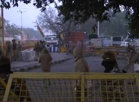 शेतकरी नेते राकेश टिकैत यांनी सांगितलं आहे की, उत्तर प्रदेश आणि उत्तराखंडमध्ये चक्का जाम होणार नाही, मात्र या दोन्ही राज्यांमध्ये एक लाख शेतकरी स्टॅंडबायमध्ये असतील