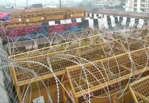 अत्यावश्यक सेवेतील आणि शाळेच्या बस व रुग्णवाहिकांना जाऊ देण्याचे निर्देश संयुक्त मोर्चाने आंदोलकांना दिले आहेत.