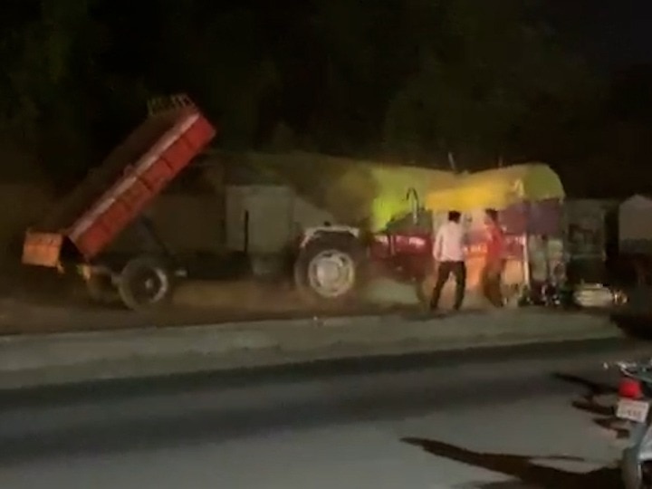 Sized tractor was hijacked by sand mafia in Sangola Solapur News पकडलेला ट्रॅक्टर वाळू माफियाने पळवला, सांगोल्यात रस्त्यावर उडाला हाहाकार!