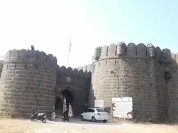 यापूर्वी देखील येथील शेतकऱ्यांना शेती काम करताना जुन्या तलवारी, ढाल आणि काही तोफगोळे देखील सापडले होते. मात्र आता तब्बल 250 तोफगोळे सापडल्याने या सर्व वस्तूंचे पर्यटकांसाठी किल्ल्यातच पुन्हा जतन करून ठेवावे अशी मागणी शिवप्रेमी करत आहेत.