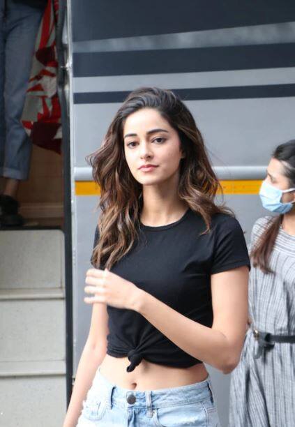 तिने टी-शर्ट आणि शॉर्ट्ससोबत केस मोकळे सोडले होते आणि ब्लॅक शूज वेअर केले होते. 