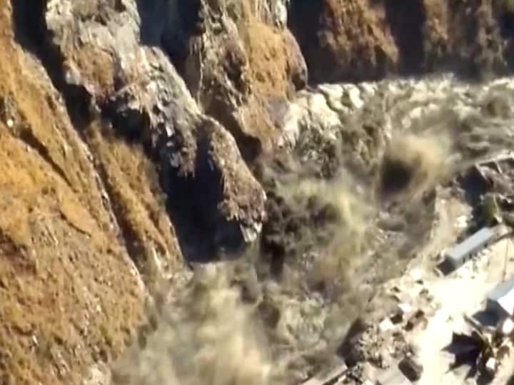 धौली नदीच्या किनारी राहणाऱ्या लोकांना त्या परिसरातून शक्य तितक्या लवकर निघून जाण्यासाठी सांगितलं असून त्या ठिकाणी हाय अलर्ट जारी केला आहे.