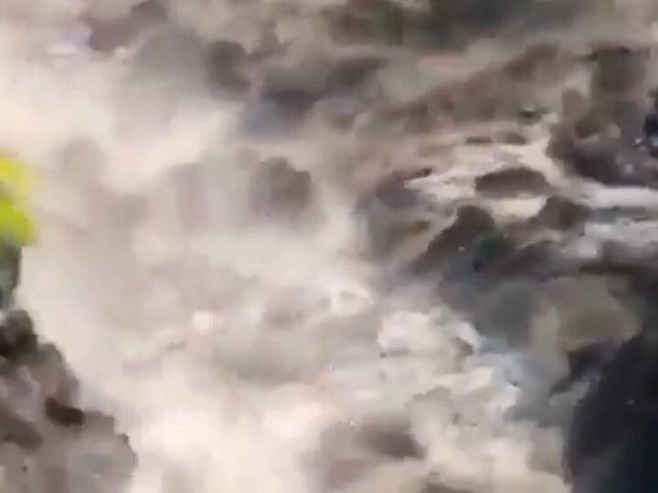 रेणी गावाजवळील धौलीगंगा येथे पूरस्थिती निर्माण झाली आहे.पाणी पातळी वाढल्याने अनेक नदीकाठची घरे उद्ध्वस्त झाली आहेत. आयटीबीपीचे शेकडो कर्मचारी बचावासाठी घटनास्थळी पोहोचले आहेत.