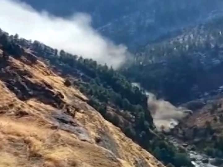 धौली नदीच्या पुरामुळे अनेकजण वाहून गेल्याची भीती वर्तवली जात आहे. प्रशासन घटनास्थळी पोहोचलं असून मदत व बचावकार्य सुरु झालं आहे.