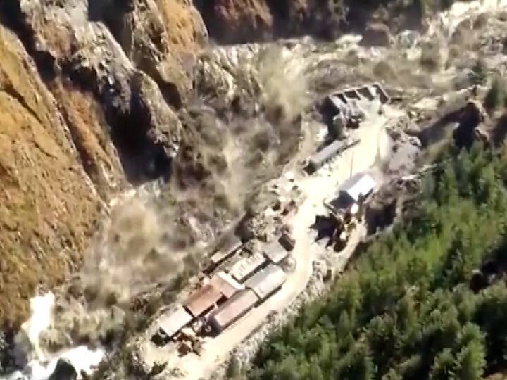 पंतप्रधान नरेंद्र मोदी या घटनेवर लक्ष ठेवून आहेत. त्यांनी उत्तराखंडचे मुख्यमंत्री त्रिवेंद्र सिंह रावत आणि इतर वरिष्ठ अधिकाऱ्यांशी चर्चा केली आणि बचाव कार्याचा आढावा घेतला.