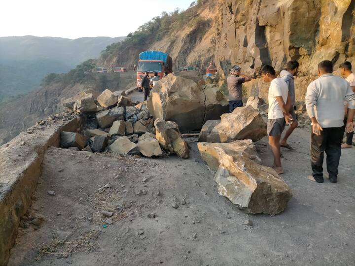 मोठी मोठी दगडे बाजूला काढल्याने दुपारपर्यंत एक लेन वाहतूक सुरु झाली.