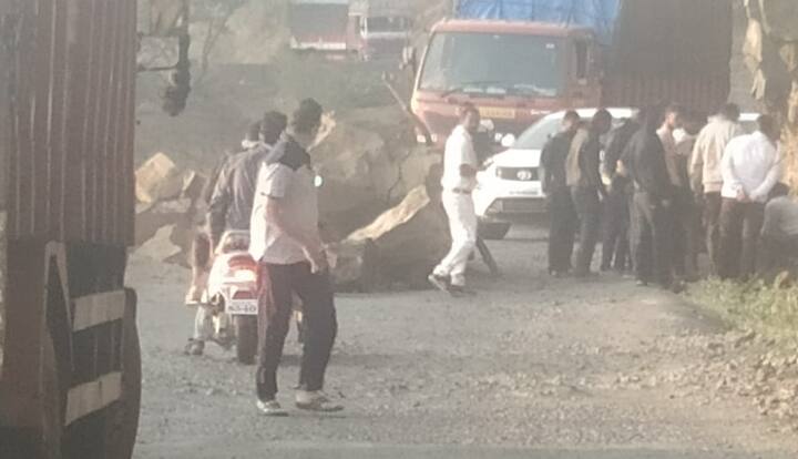 दुपारपर्यंत ही दरड बाजूला काढायचे काम सुरु होते.