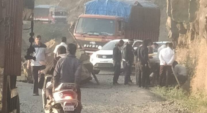 वरंध घाटातील वाघजाई मंदिराजवळ मोठी दरड कोसळल्याने या मार्गावरची वाहतूक काही काळ ठप्प होती.