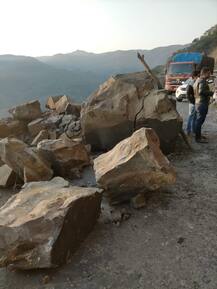 In Pics: महाड भोर मार्गावरील वरंध घाटात दरड कोसळल्याने काही काळ वाहतूक ठप्प